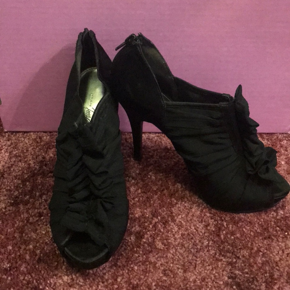 Black ruffled heels